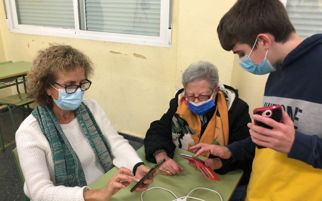 Más de 450 mayores de Madrid rompen la brecha digital gracias al programa “Conecta Jóvenes-Conecta Mayores”